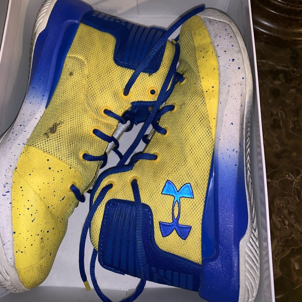 Tennis shoes